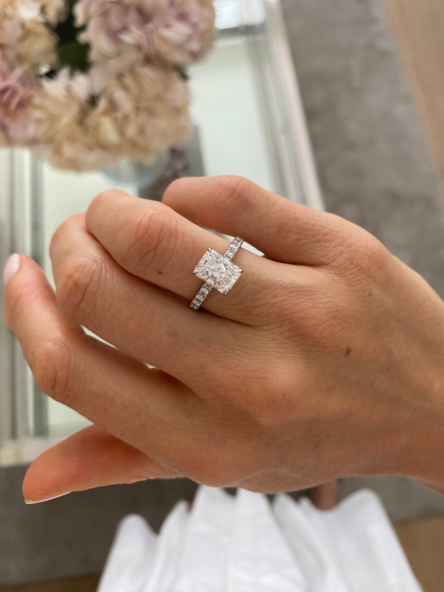 Signature Pavé Verlobungsring mit 2.00ct Radiant Cut an der Hand