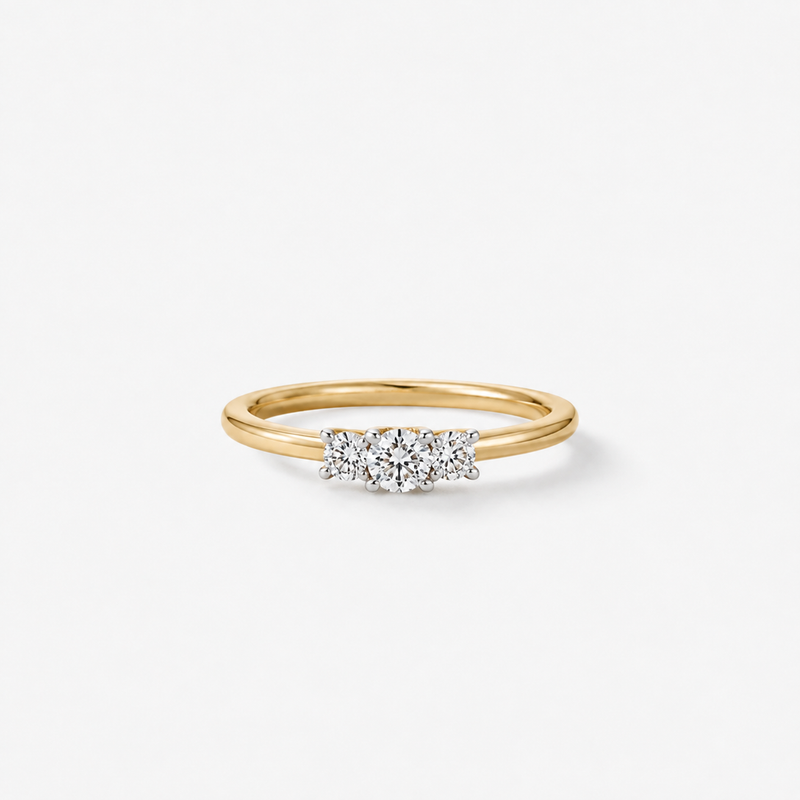 GISELLE PETITE TRILOGY Verlobungsring aus 18k Gelbgold und Weissgold mit drei natürlichen Brillanten, Frontansicht
