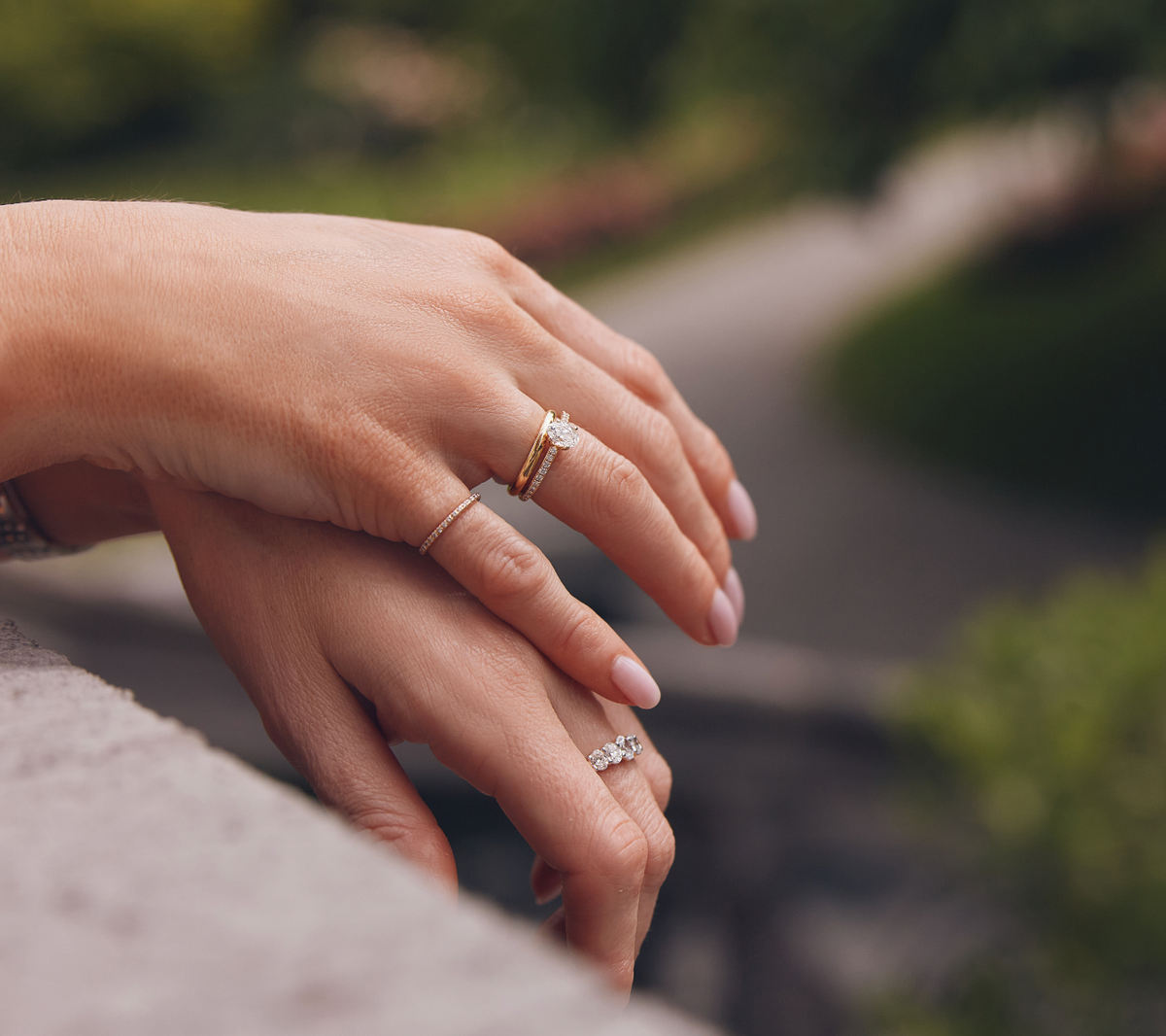 GISELLE PROMISE Oval Pavé Verlobungsring getragen, Lifestyle-Aufnahme im Freien