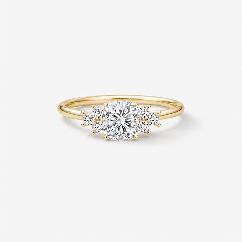 CINDERELLA Cushion Cut Diamant-Verlobungsring in 18k Gelbgold – Vorderansicht mit sechs Seitendiamanten