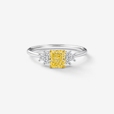 CINDERELLA Verlobungsring mit 0.60 ct Fancy Yellow Cushion-Cut-Diamant, gelbgoldener Hauptsteinfassung und Platin-Ringschiene – Frontalansicht
