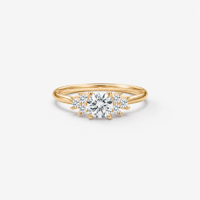 CINDERELLA Verlobungsring in 18k Gelbgold mit rundem Hauptdiamanten und je drei Seitendiamanten – Frontansicht