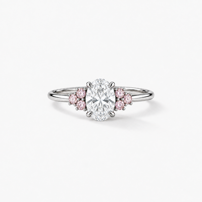 Frontansicht CINDERELLA Oval in 950 Platin mit weissem Oval-Diamanten und sechs Fancy-Pink-Seitendiamanten.