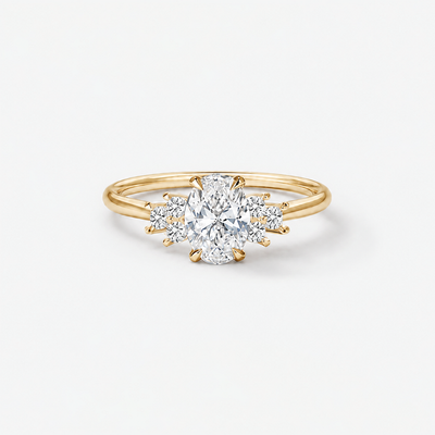 CINDERELLA Oval Cut Diamant-Verlobungsring in 18k Gelbgold – Vorderansicht mit sechs Seitendiamanten