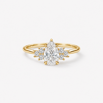 CINDERELLA Pear Verlobungsring in Gelbgold – Frontansicht mit 0.70 ct Hauptdiamant