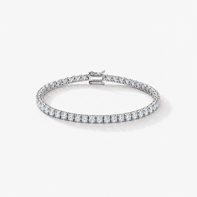 GISELLE Classic Diamant Tennis Armband in 18k Weissgold mit 4 ct runden Diamanten in Vierkrappenfassung – Gesamtansicht.