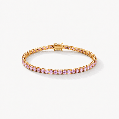 GISELLE Classic Tennis Armband mit pinken Saphiren in 18k Gelbgold – Gesamtansicht ohne schwarze Rhodinierung.