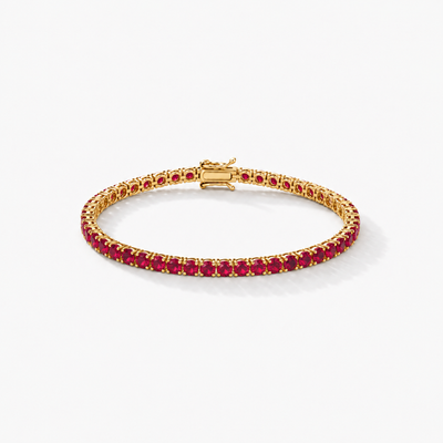 GISELLE Classic Tennis Armband mit roten Rubinen in 18k Gelbgold – Gesamtansicht ohne schwarze Rhodinierung.