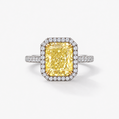 Frontansicht des GISELLE Einzelstücks in Platin mit 3.58 ct Fancy Yellow Radiant-Diamant, weissem Halo und diamantbesetzter Ringschiene.