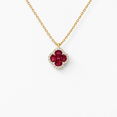 GISELLE LEGACY OF ELEGANCE Anhänger Halskette Grande – Rote Rubinen in 18k Gelbgold, Halskette mit Kleeblatt-Motiv, ohne zusätzliche Kettendiamanten