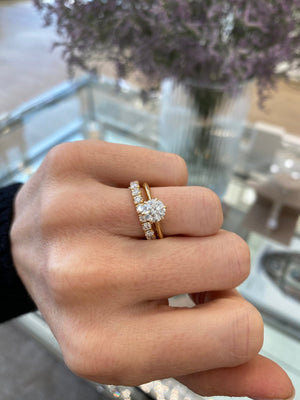 Oval Verlobungsring mit Memoire Ring an der Hand