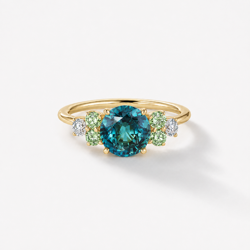 Mermaid Cinderella Ring in 18k Gelbgold mit ovalem Teal-Saphir und grünen sowie grauen seitlichen Diamanten – Frontalansicht