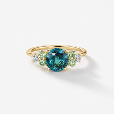 Mermaid Cinderella Ring in 18k Gelbgold mit ovalem Teal-Saphir und grünen sowie grauen seitlichen Diamanten – Frontalansicht