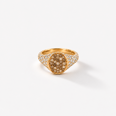 Petite Posh Champagnerdiamanten mit weissen Diamantschultern in 18k Gelbgold – aufliegende Produktansicht