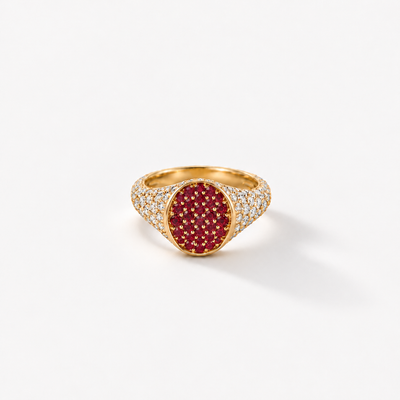 Petite Posh Rubin mit weissen Diamantschultern in 18k Gelbgold – aufliegende Produktansicht