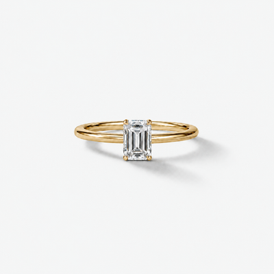 GISELLE PROMISE Emerald Solitaire Verlobungsring in 18k Gelbgold mit natürlichem 0.70ct Emerald Cut Diamanten in feiner 4-Krappenfassung, Frontansicht