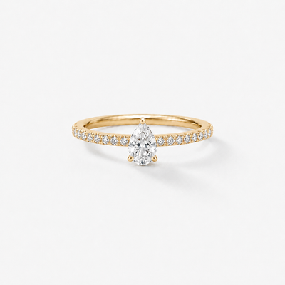GISELLE PROMISE Pear Pavé Verlobungsring in 18k Gelbgold mit natürlichem 0.50ct Pear Cut Diamanten und diamantbesetzter Ringschiene, Frontansicht