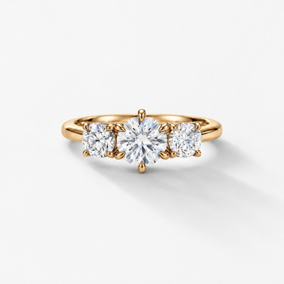 GISELLE SIGNATURE ThreeStone Round Verlobungsring in 18k Gelbgold mit natürlichem 0.70ct Hauptdiamanten, Frontansicht