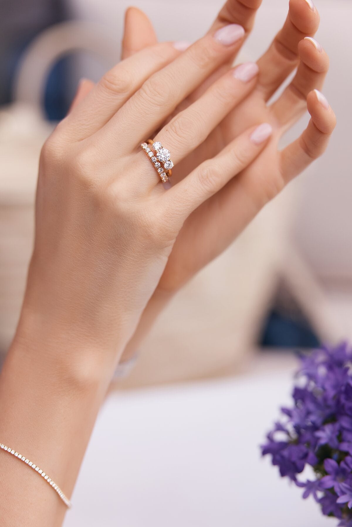 GISELLE SIGNATURE ThreeStone Round Verlobungsring mit GRACE Diamantring 2.50mm an einer Hand