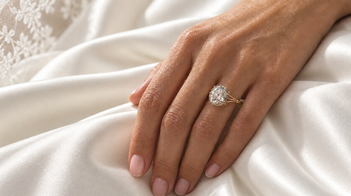 Verlobungsring in Roségold mit Diamant auf Seide und Spitze